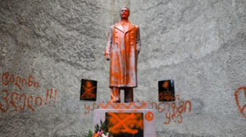 Ar krāsu aplietais Staļina piemineklis Telavi. Foto: EPA/ITAR-TASS