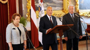 Ministru prezidente Laimdota Straujuma, Valsts prezidents Andris Bērziņš un zemkopības ministrs Jānis Dūklavs atbild uz žurnālistu jautājumiem pēc tikšanās Melngalvju namā. Foto: Edijs Pālens, LETA