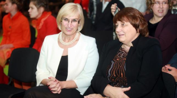 Vēl draudzīgi kopā - veselības ministre Ingrīda Circene un Laimdota Straujuma. Foto: Ieva Lūka, LETA