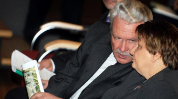 Zemkopības ministrs Jānis Dūklavs (ZZS) un Ministru prezidente Laimdota Straujuma. Foto: Ieva Lūka, LETA