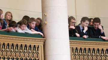 Skolēni un studenti Beļģijas parlamentā seko līdzi debatēm par bērnu eitanāziju. Foto: EPA/LETA