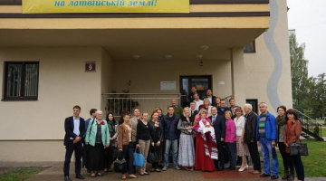 Pie Salaspils novada domes ēkas, kur izkārts sveiciens ukraiņu valodā. Publicitātes foto