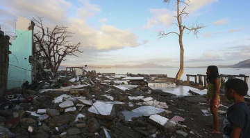 Taifūna postījumi Taklobanas pilsētā. Foto: EPA/LETA