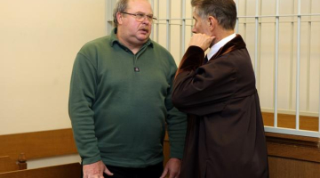 Apsūdzētais - bijušais Rīgas mēra Gundara Bojāra padomnieks un kādreizējais SIA "Rīgas satiksme" padomes priekšsēdētāja vietnieks Leonards Tenis (no kreisās) un advokāts Saulvedis Vārpiņš pirms Rīgas pilsētas Centra rajona tiesas sēdes. Foto: Edijs Pālens, LETA