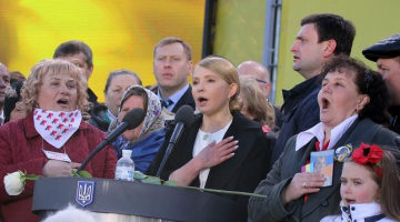 Viena no prezidenta amata kandidātēm Jūlija Timošenko (centrā) priekšvēlēšanu pasākumā dzied kopā ar saviem atbalstītājiem. Foto: ITAR-TASS/LETA