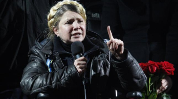 Jūlija Timošenko sestdienas vakarā teic uzrunu tautai no Maidana skatuves. Foto: ITAR-TASS/LETA