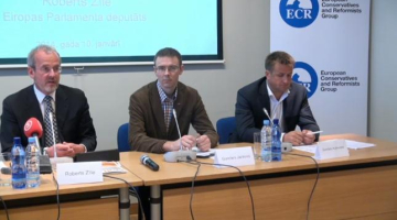 Roberts Zīle (no kreisās), Gundars Jankovs un Gundars Kuļikovskis konferencē.