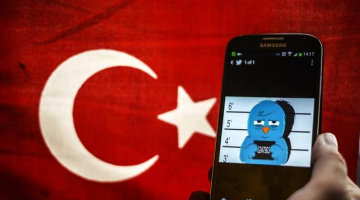 Turcijas tiesa trešdien atcēla valdības lēmumu aizliegt sociālā tīkla Twitter darbību. Šodien darbības liegums skāris YuoTube. Foto: EPA/LETA