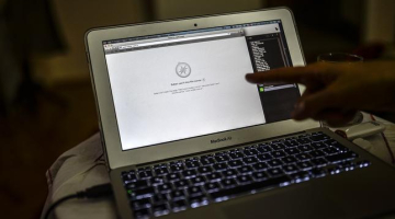 Datorā redzams uzraksts par Twitter bloķēšanu. Foto: AFP/LETA