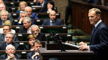 Polijas valdības vadītājs Donalds Tusks uzstājas parlamentā pirms uzticības balsojuma. Foto: AFP/LETA