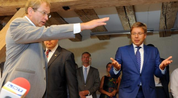 Partijas "Gods kalpot Rīgai" valdes priekšsēdētājs Andris Ameriks (no kreisās) un sociāldemokrātiskās partijas "Saskaņas" valdes priekšsēdētājs Nils Ušakovs pirms līguma parakstīšanas par abu partiju kopīgu dalību 12.Saeimas vēlēšanās. Foto: Ieva Lūka, LETA