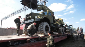 Ukrainas armijas tehniku iekrauj vilcienā, lai izvestu no okupētās Krimas. Foto: ITAR-TASS/LETA