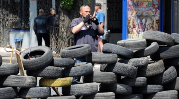 Prokrieviskie militāristi pie barikādes Doņeckā. Foto: AFP/LETA
