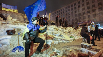 Pie barikādes Kijevas Neatkarības laukumā. Foto: EPA/LETA