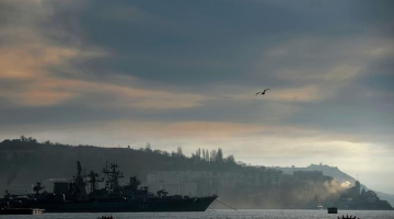 Krievijas fregate "Pytlivyy" pie Sevastopoles Krimā, kur atrodas Ukrainas karakuģu bāze. Foto: AFP/LETA