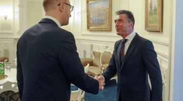 NATO ģenerālsekretārs Anderss Fogs Rasmusens (no labās) tiekas ar Ukrainas premjerministru Arsēniju Jaceņuku. Foto: AFP/LETA
