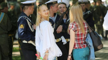 Sevastopole. Meitenes un jūrnieki. FOTO: AFP/LETA