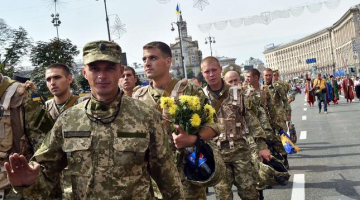 Ukrainas armijas karavīri parādē Kijevā. Foto: EPA/LETA