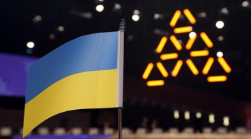 Ukrainas karogs Hāgā G7 samita laikā. Foto: AFP/LETA