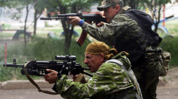 Prokrieviskie militāristi uzbrūk Ukrainas robežsardzes postenim. Foto: AFP/LETA