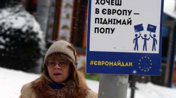 Protestētāja Kijevā, Neatkarības laukumā, aicina Eiropas atbalstītājiem būt aktīviem - "Gribi uz Eiropu - pecel pakaļu!". Foto: ITAR-TASS/LETA