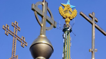Maskavā Koteļņičeskas krastmalas augstceltnes torņa smailes zvaigznes daļu aktīvisti nokrāsojuši zilā krāsā, cenšoties paust solidaritāti ar Ukrainu. Foto: ITAR-TASS/LETA