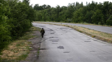 Ceļš pie Ukrainas ciemata Metālists. Foto: ITAR-TASS/LETA