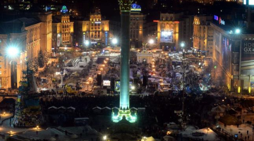 Kijevas Neatkarības laukuma kopskats no augšas. Labi redzams, kur atrodas protestētāji, kur - milicijas vienības. Foto: AFP/LETA