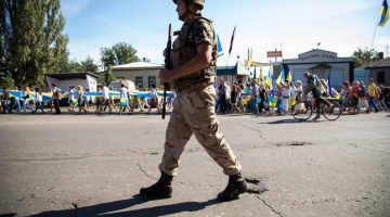 Ukrainas neatkarības dienas svinības no teroristiem atbrīvotajā Slovjanskā notika Ukrainas armijas karavīru uzraudzībā. Foto: AFP/LETA