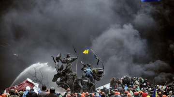 Kijevas Neatkarības laukums dūmos. Foto: AFP/LETA