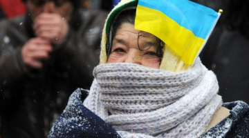 Protestētāja Kijevā apbruņojusies pret salu. Foto: LETA-AFP.