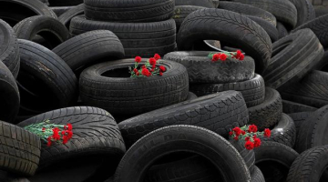 Riepu kaudze kā piemiņas zīme Neatkarības laukuma cīņai Kijevā. Foto: EPA/LETA