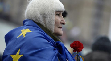 Sieviete Kijevas Neatkarības laukumā ar ES karogu. Foto: EPA/LETA