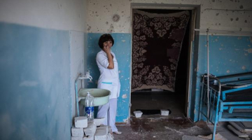 Ukrainas pilsētiņas Avdejevkas, kas atrodas netālu no Doņeckas, slimnīcas medicīnas māsa rāda izpostīto palātu. Foto: EPA/LETA