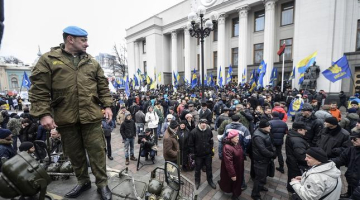 Partijas "Svoboda" aktīvisti un cilvēki pulcējas pie Ukrainas parlamenta, kas apstiprina valdības galvu. Foto: AFP/LETA