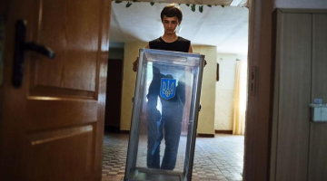 Ukrainas vēlēšanu iecirknī notiek gatavošanās balsošanai. Foto: AFP/LETA