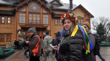Ukrainas ļaudis sestdien devās uz gāztā prezidenta Janukoviča villu, kur tika sarīkotas "atvērto durvju dienas". Foto: AFP/LETA