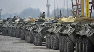 Ukrainas armijas bruņumašīnas sastājušās līnijā Ļvovā, lai tiktu transportētas. Foto: EPA/LETA