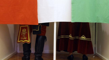 Ungāru vēlētāji tērpušies tradicionālajos ungāru huzāru tautas tērpos balso vēlēšanās. Foto: AFP/LETA
