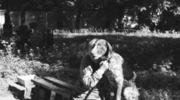 Fotogrāfe Māra Pētersone, kuras darbnīca daudzus gadus atradās iepretim Lielajiem kapiem, piedāvās saistošu "Lielo kapu stāstu" almanahu - apkārtnes iedzīvotāju bilžu un stāstu kolekciju. Foto Māra Pētersone