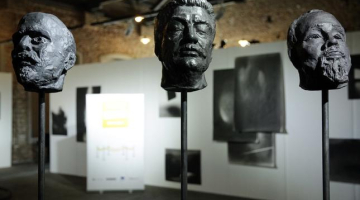 Starptautiskajā laikmetīgās mākslas izstādē "Horizontu meklējot" šogad Latvijas Dzelzceļa vēstures muzejā. Foto: Ieva Lūka, LETA
