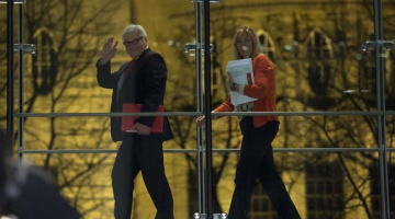 Sociāldemokrātu frakcijas vadītājs Franks Valters Šteinmeiers māj saviem atbalstītājiem, dodoties uz sarunām ar konservatīvajiem. Foto: AFP/LETA