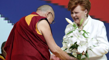 Eksprezidente Vaira Vīķe-Freiberga sveic Nobela miera prēmijas laureātu, Viņa Svētību Dalailamu XIV pēc publiskās lekcijas "Līdzcietības kultūra" "Arēnā Rīga". Foto: Ieva Lūka, LETA
