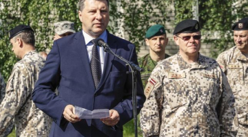 Aizsardzības ministrs Raimonds Vējonis (no kreisās) un Bruņoto spēku komandieris Raimonds Graube. Foto: Lauris Aizupietis, F64