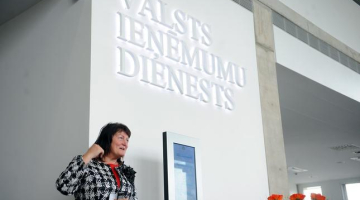 VID ģenerāldirektore Ināra Pētersone iepazīstina ar ēku. Foto: Edijs Pālens, LETA
