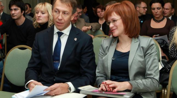 Reformu partijas biedri Jānis Vilnītis un Saeimas deputāte Zanda Kalniņa-Lukaševica piedalās Reformu partijas domes sēdē, kurā spriež par gatavošanos nākamgad gaidāmajām Eiropas Parlamenta un Saeimas vēlēšanām. Foto: Evija Trifanova, LETA