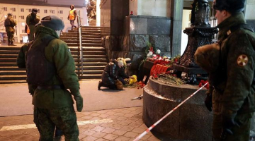 Kareivji dežurē pie Volgogradas dzelzceļa stacijas, kur decembra beigās uzspridzinājās viens no pašnāvniekiem. Foto: EPA/LETA