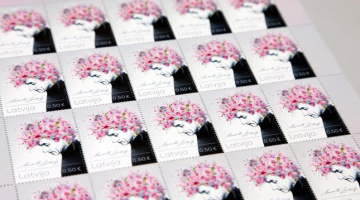 Pastmarka veltīta dzejniekam Imantam Ziedonim. Foto: Dmitrijs Suļžics, F64