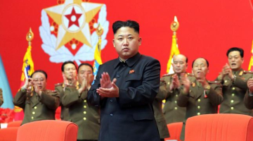 Ziemeļkorejas diktators Kims Čenuns (attēlā) tēvoci Džanu Sonthēku atbrīvojis no ietekmīgās Nacionālās Aizsardzības komisijas vicepriekšsēdētāja amata. Foto: AFP/LETA