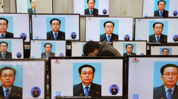 Televīzijas ziņu raidījums vēsta, ka Ziemeļkorejas diktatora Kima Čenuna ietekmīgajam tēvocim Čanam Sonthēkam izpildīts nāvessods. Foto: AFP/LETA